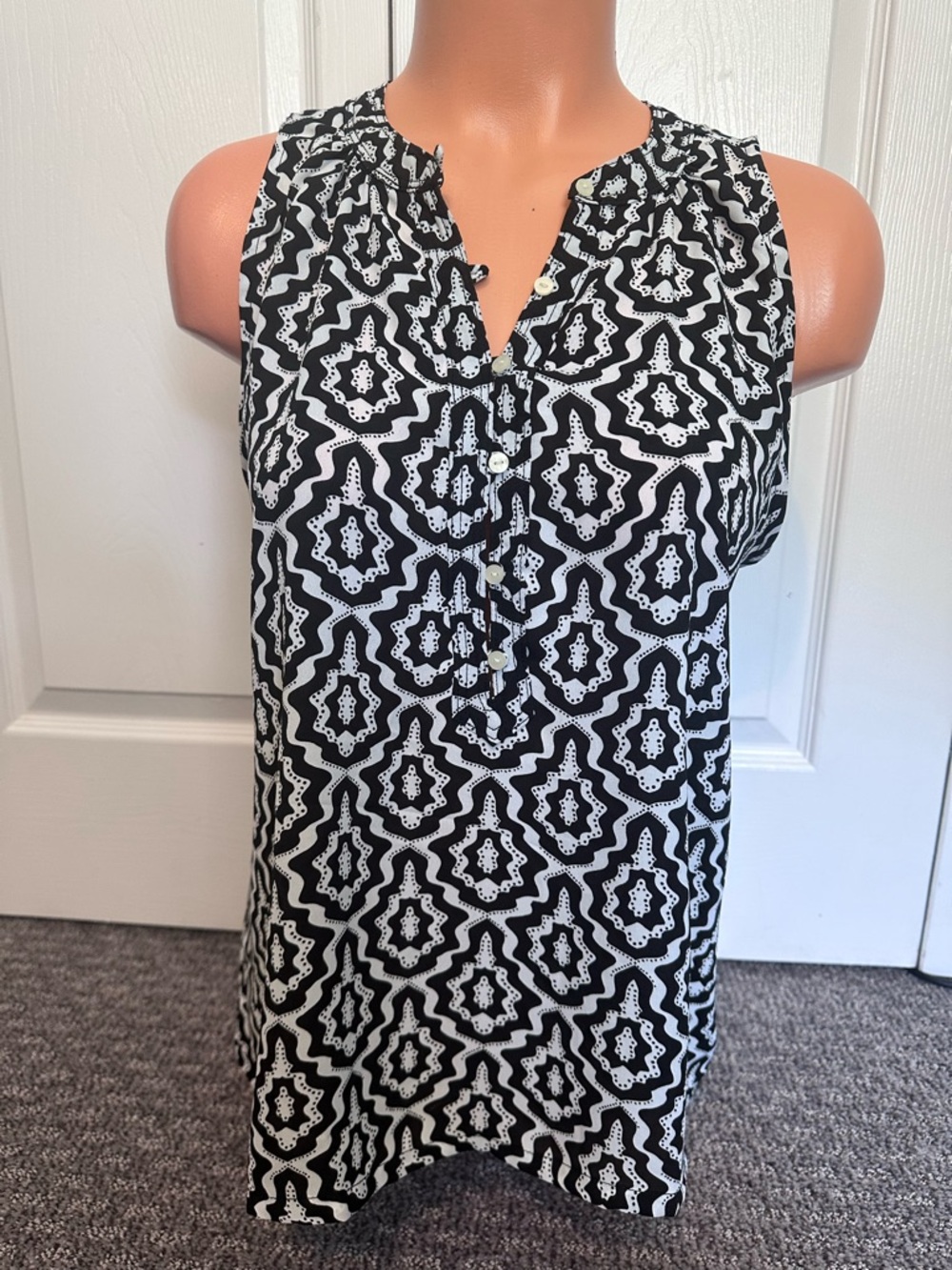 LOFT Sleeveless Black & White Mixed Media Top, Size M